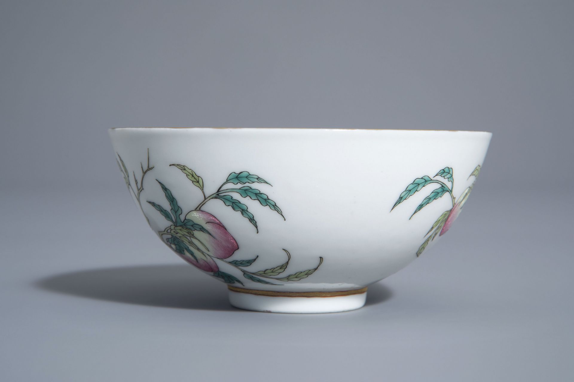 A Chinese famille rose 'nine peaches and crane' bowl, Guangxu mark, 19th/20th C. - Bild 4 aus 7