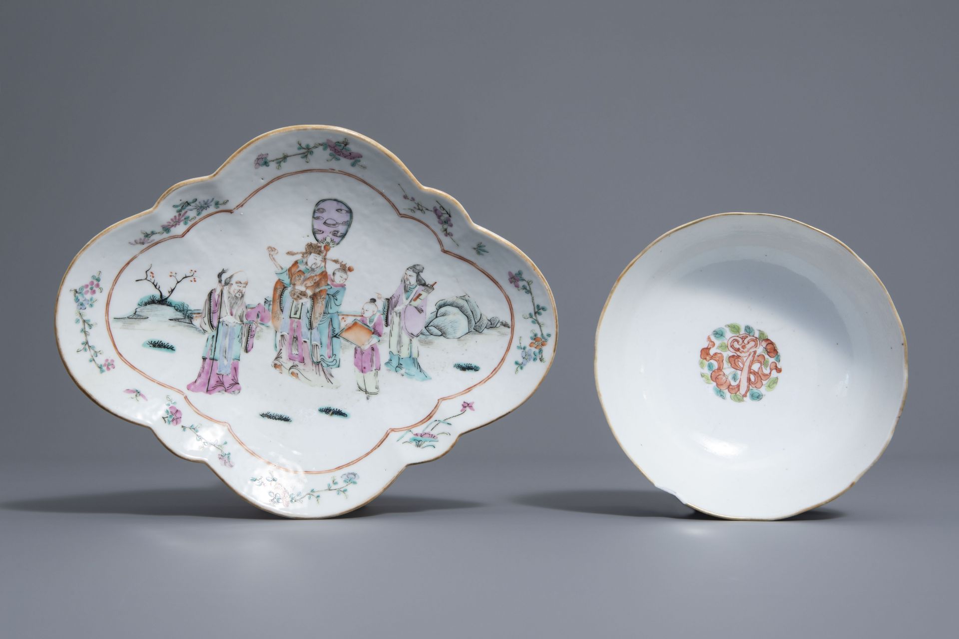 Three Chinese famille rose vases, two bowls and a plate with different designs, 19th C. - Bild 14 aus 15