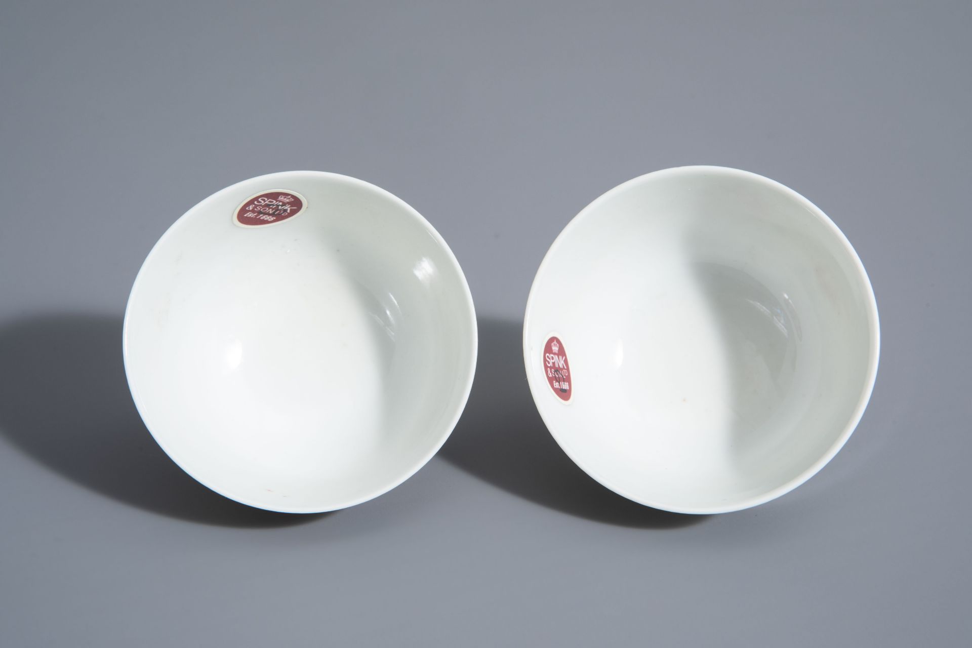 A pair of Chinese famille rose 'floral' cups, Guangxu mark, 19th/20th C. - Bild 7 aus 8