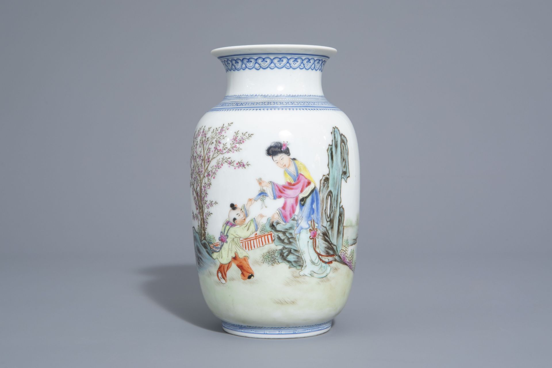 A Chinese famille rose eggshell vase and six 'Wu Shuang Pu' covers, 19th/20th C. - Bild 4 aus 18
