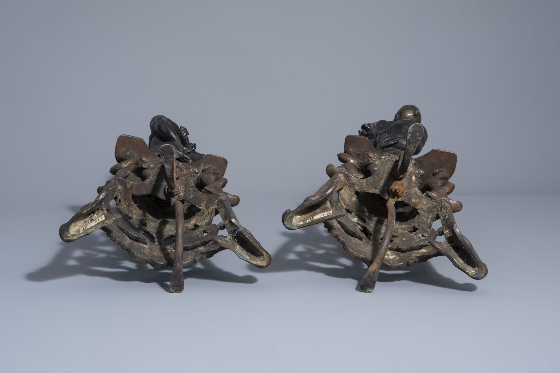 After Pietro Tacca (1577-1640): Andirons with Moorish slaves, patinated bronze, 17th C. & later - Image 7 of 9