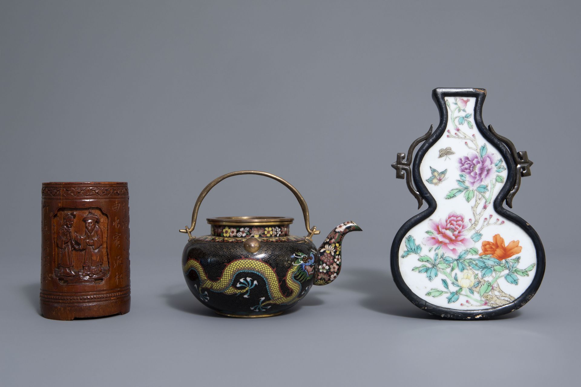 A Chinese tea block, cloisonné teapot, wall vase, bamboo brush pot & 3 red lacquer vases, 20th C. - Bild 10 aus 16