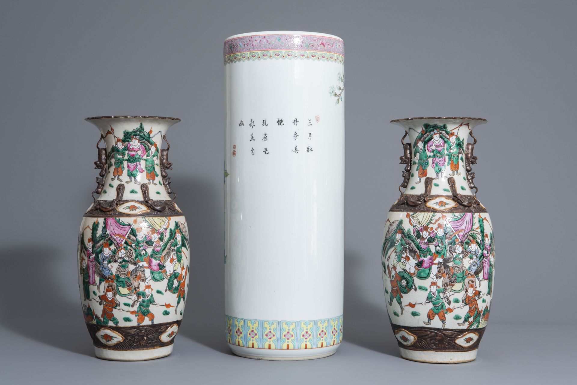 Four Chinese famille rose, qianjiang cai and Nanking crackle glazed vases, 19th/20th C. - Bild 4 aus 13