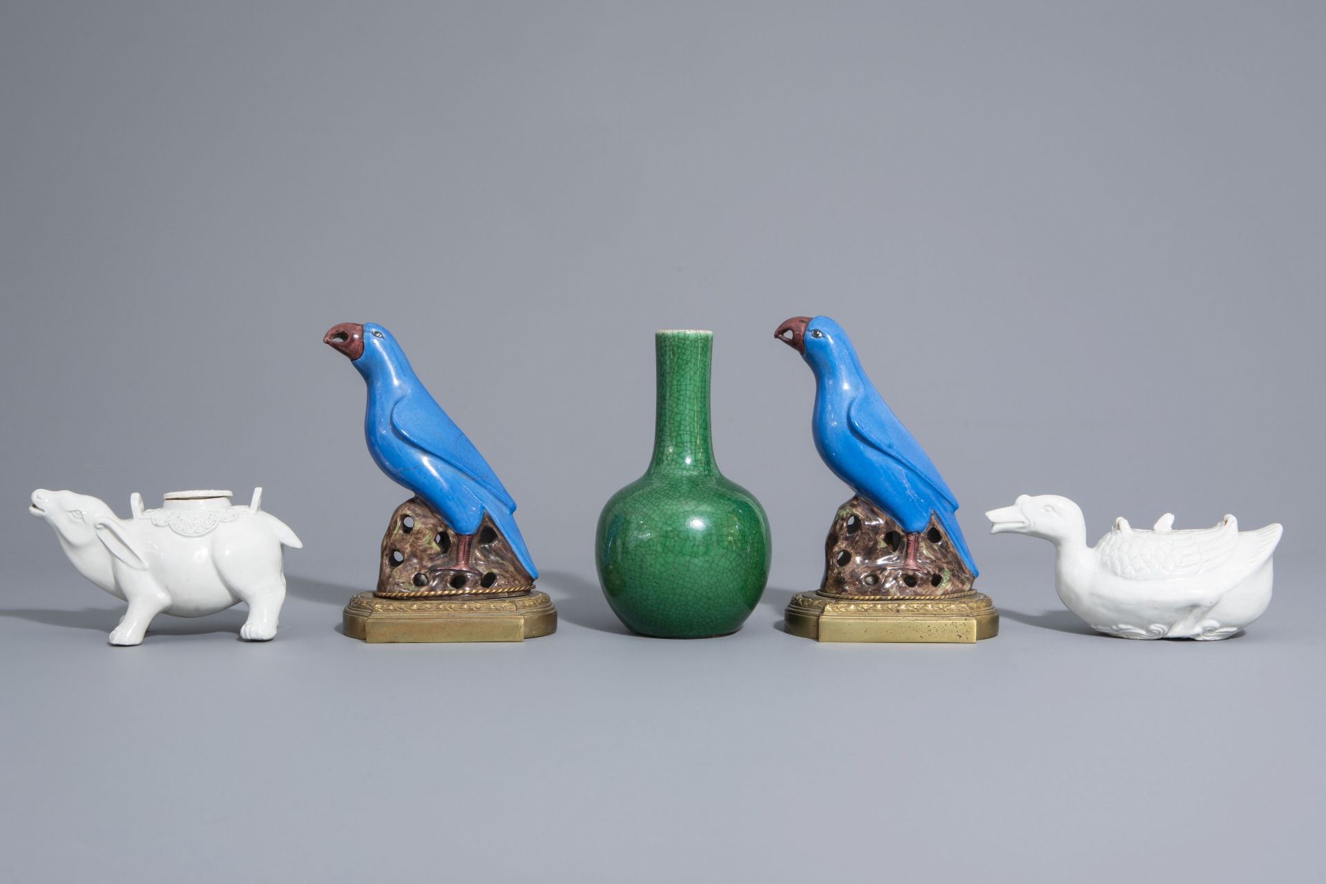 A Chinese monochrome green vase, 2 blanc de Chine teapots & a pair of polychrome birds, 19th/20th C - Bild 4 aus 7