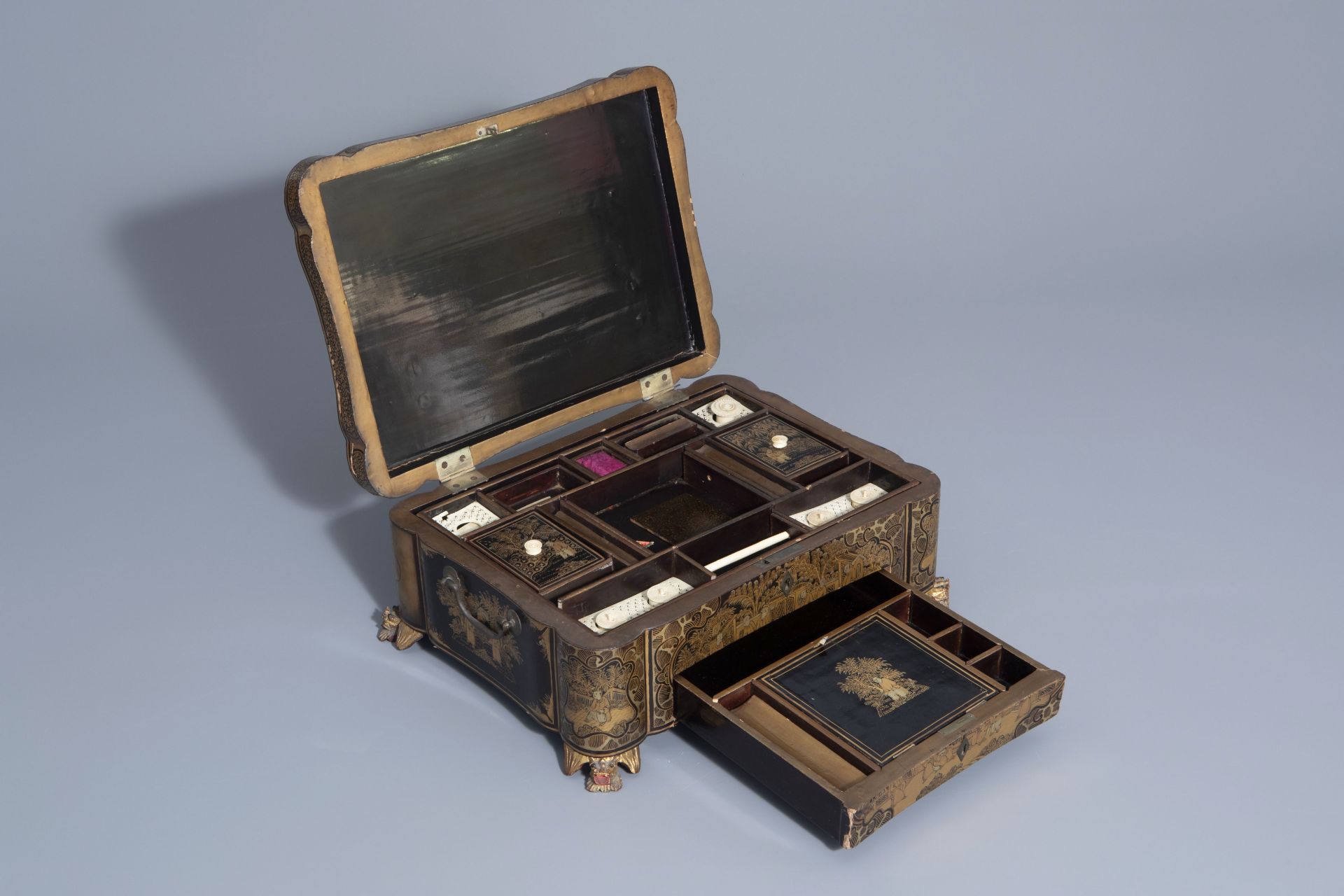 A Chinese lacquered sewing box with figurative design all around, 19th C. - Bild 10 aus 10