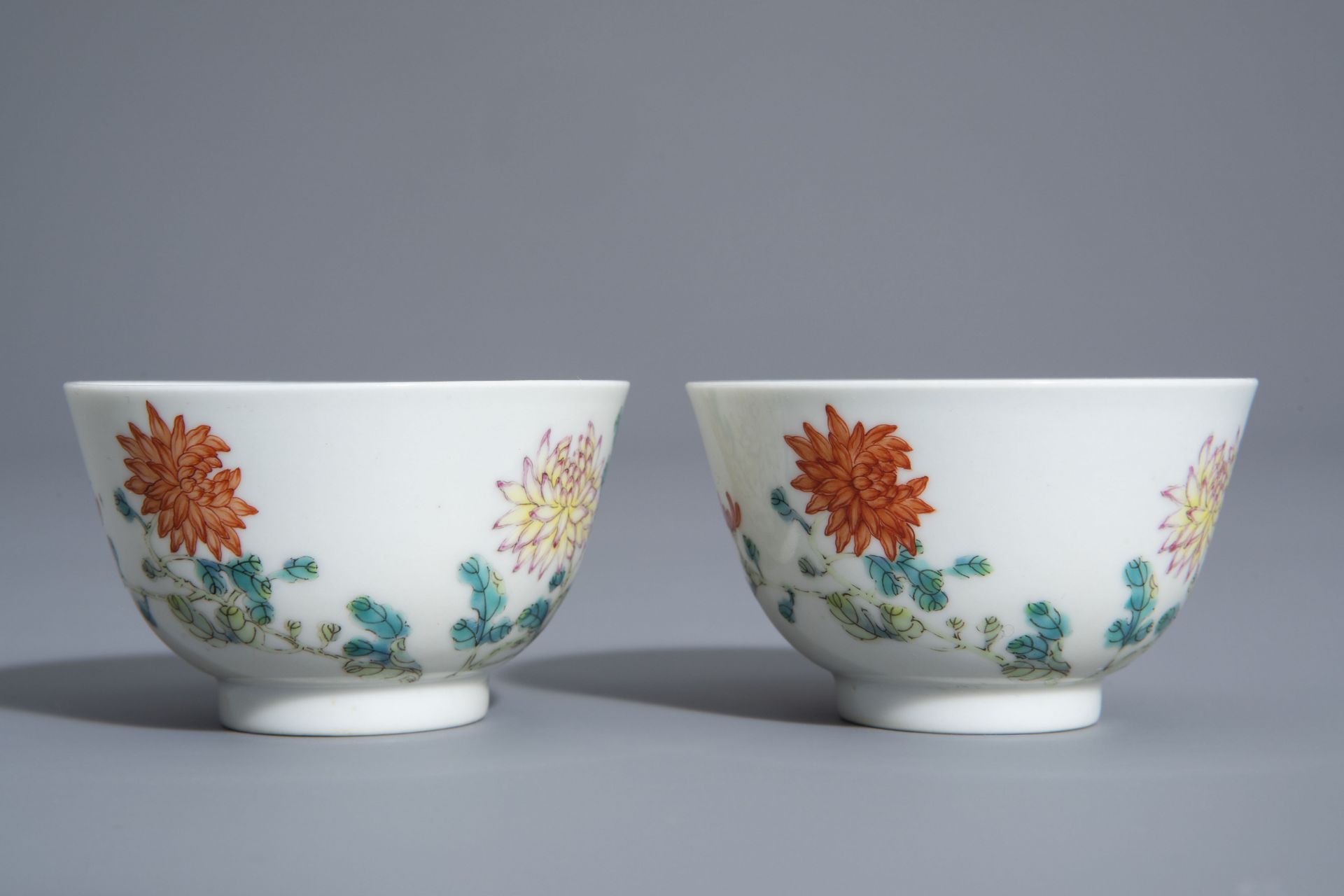 A pair of Chinese famille rose 'floral' cups, Guangxu mark, 19th/20th C. - Bild 3 aus 8