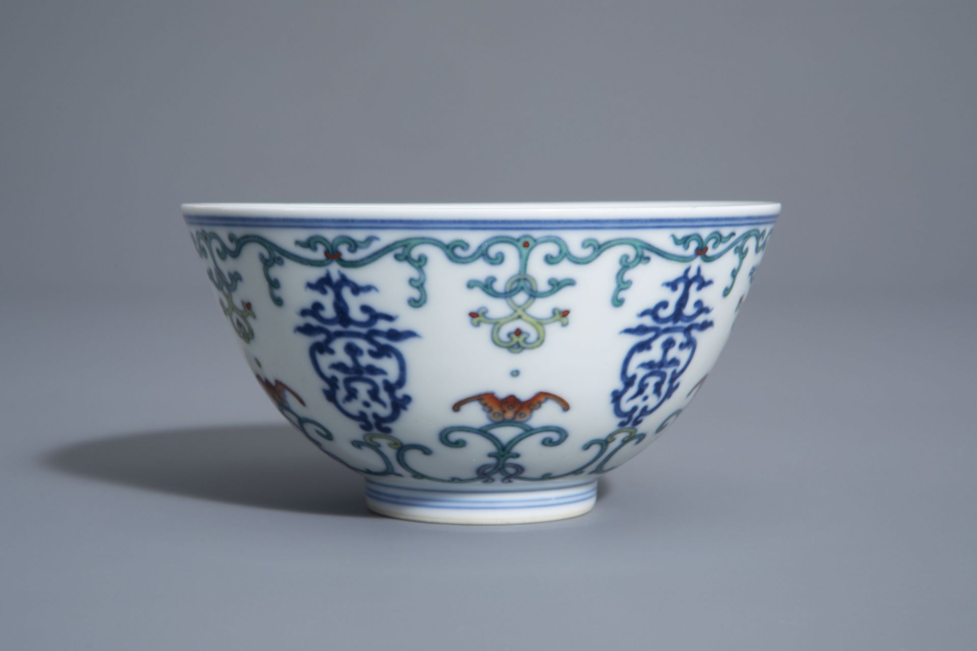 A Chinese doucai 'shou and bat' bowl, Daoguang mark, 19th/20th C. - Bild 3 aus 7