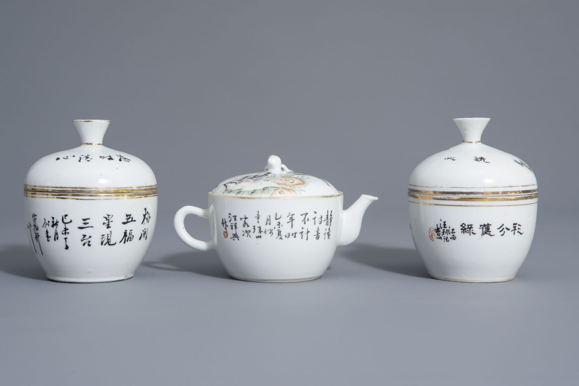 A varied collection of Chinese famille rose and blue and white porcelain, 19th/20th C. - Bild 4 aus 14