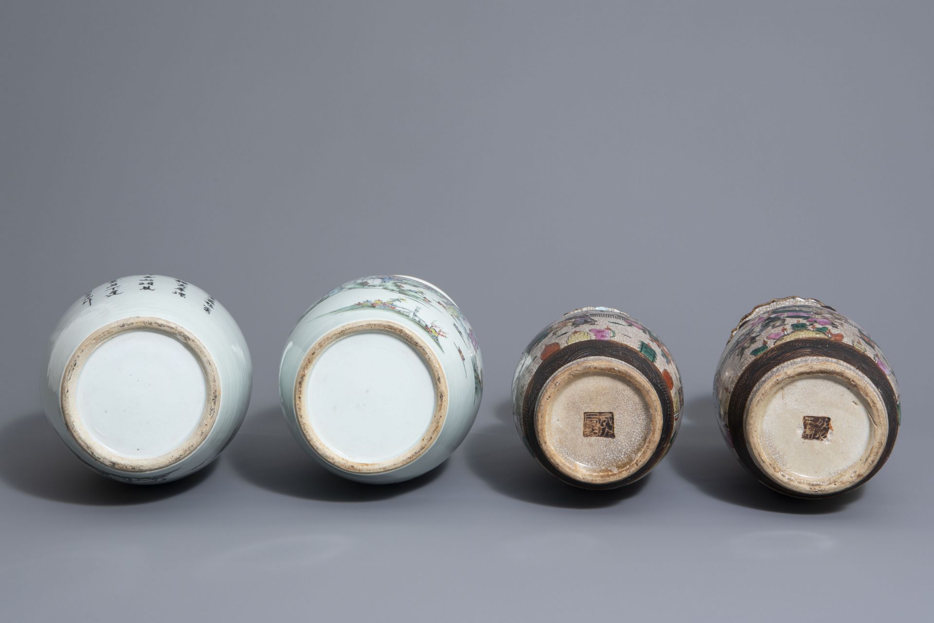 Two pairs of Chinese famille rose and Nanking crackle glazed vases, 19th/20th C. - Bild 7 aus 7