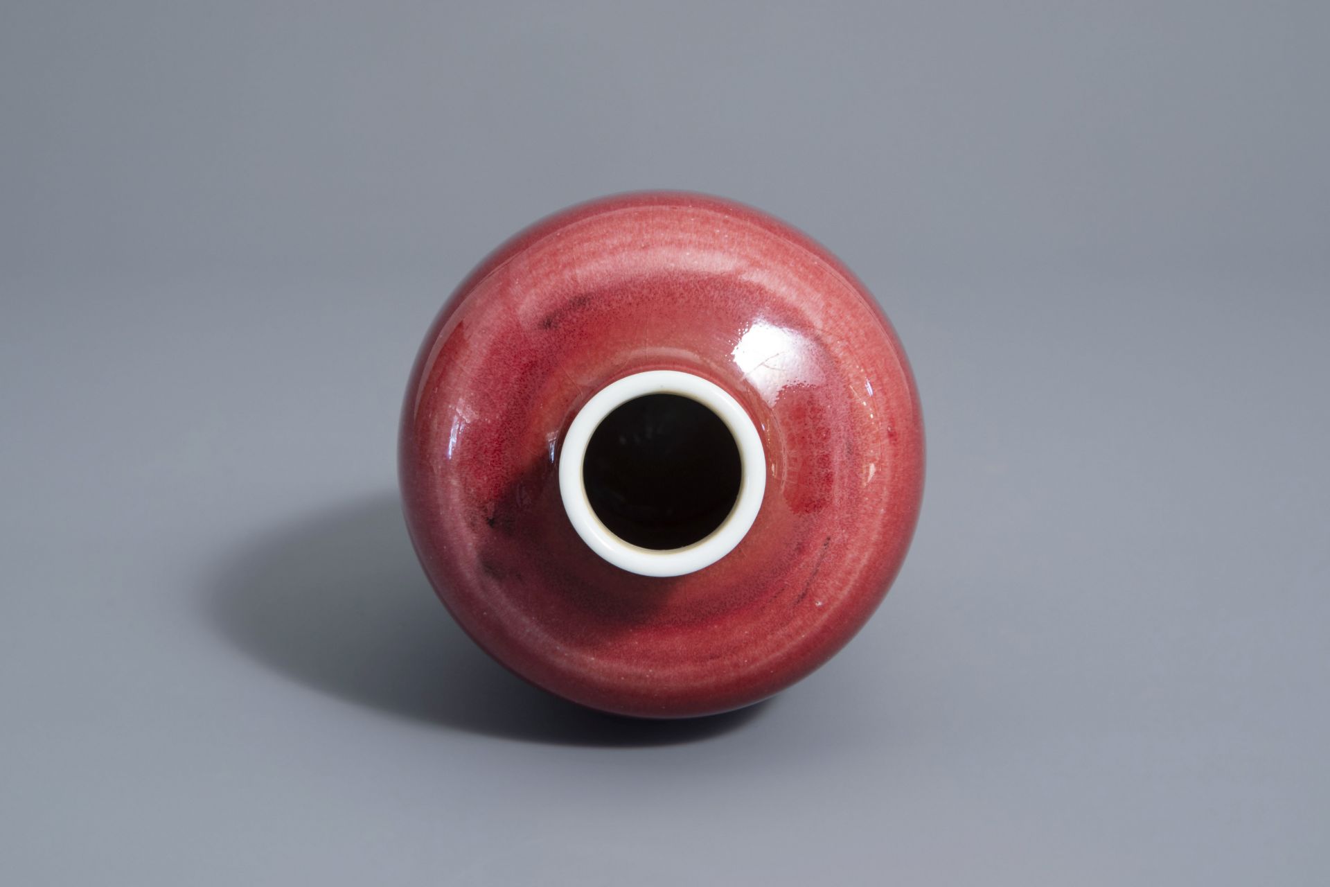A Chinese monochrome langyao meiping vase, Kangxi mark, 19th/20th C. - Bild 6 aus 12