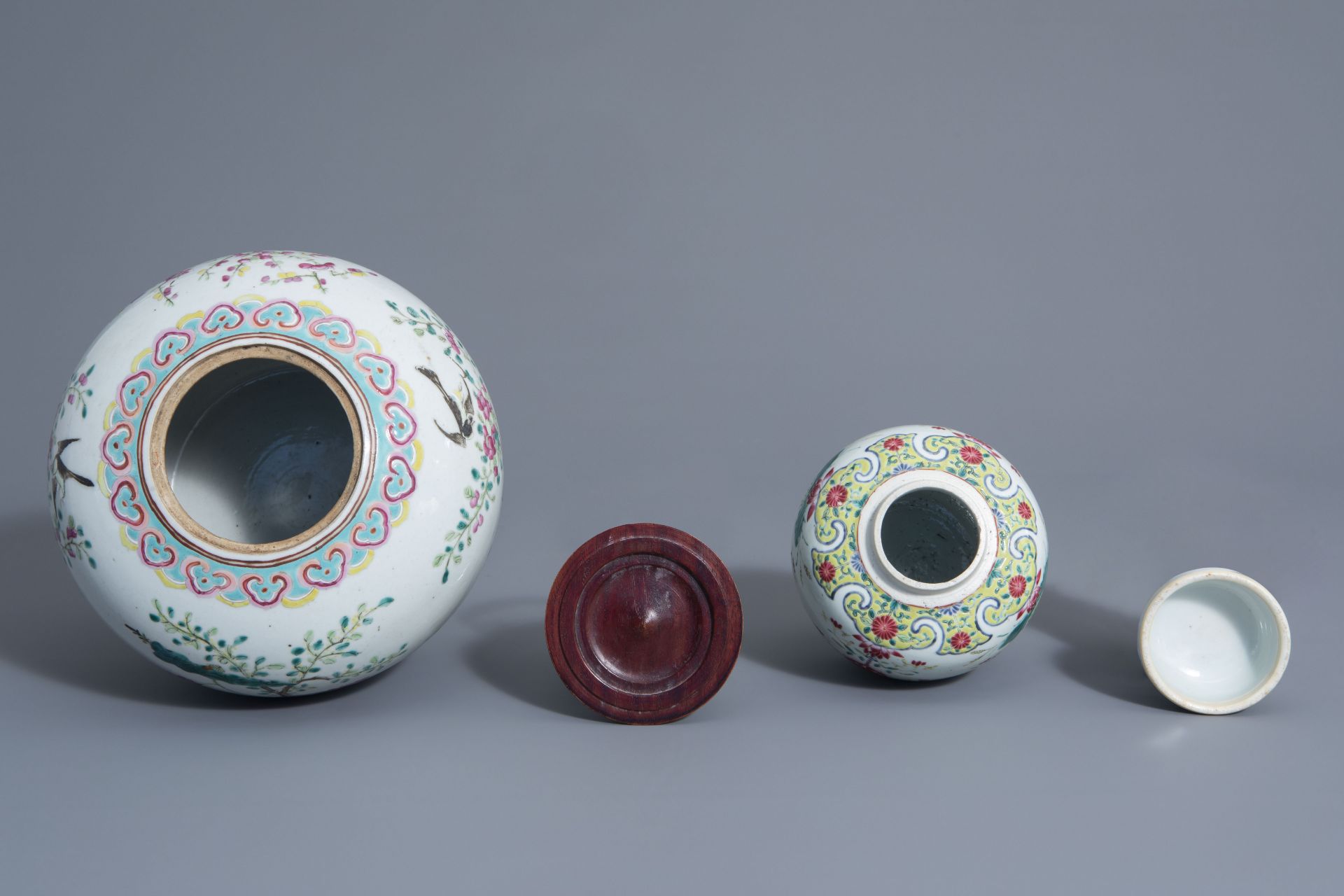 Two Chinese famille rose jars and covers with floral design, 19th and 20th C. - Bild 6 aus 7