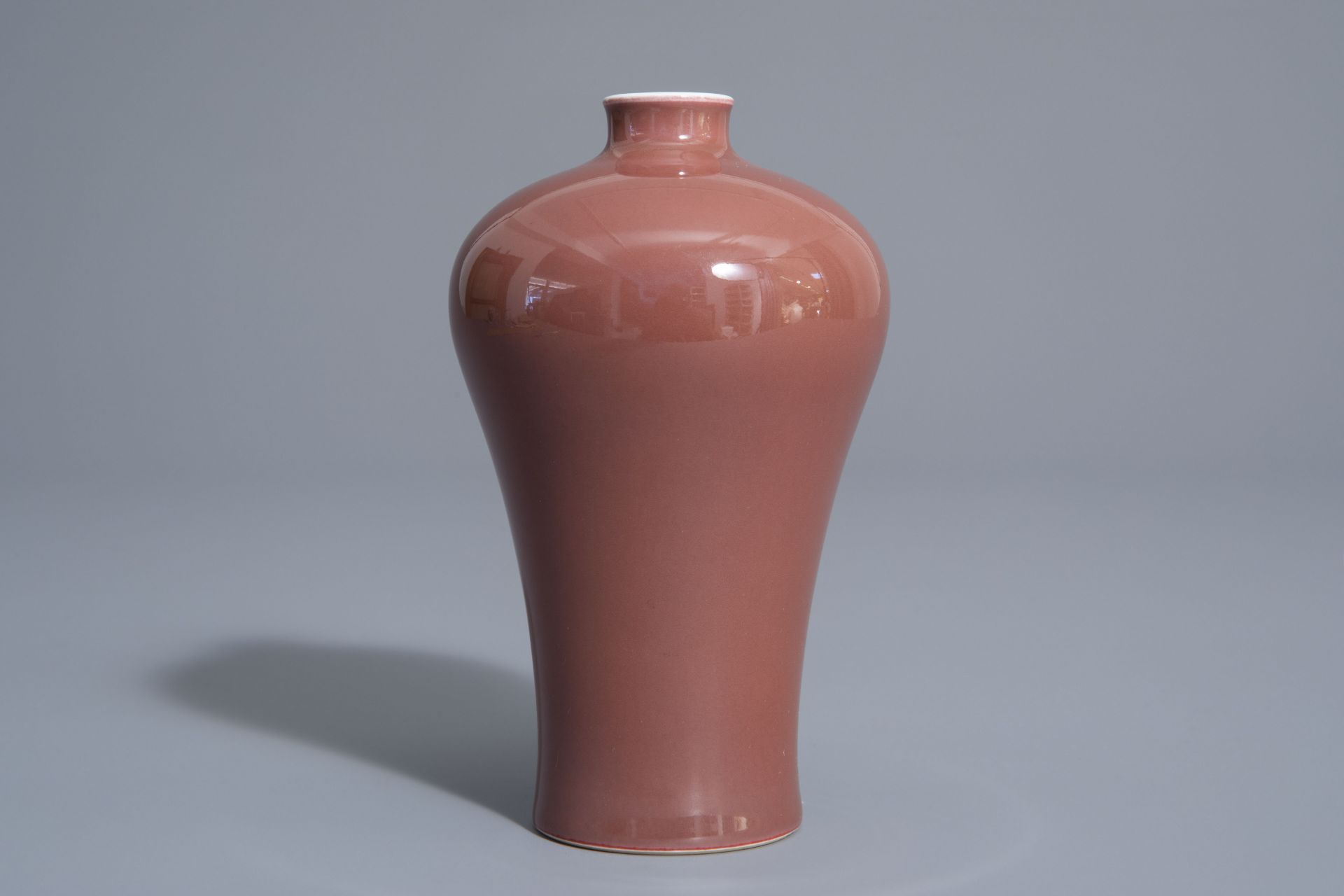 A Chinese monochrome red meiping vase, 19th/20th C. - Bild 2 aus 7