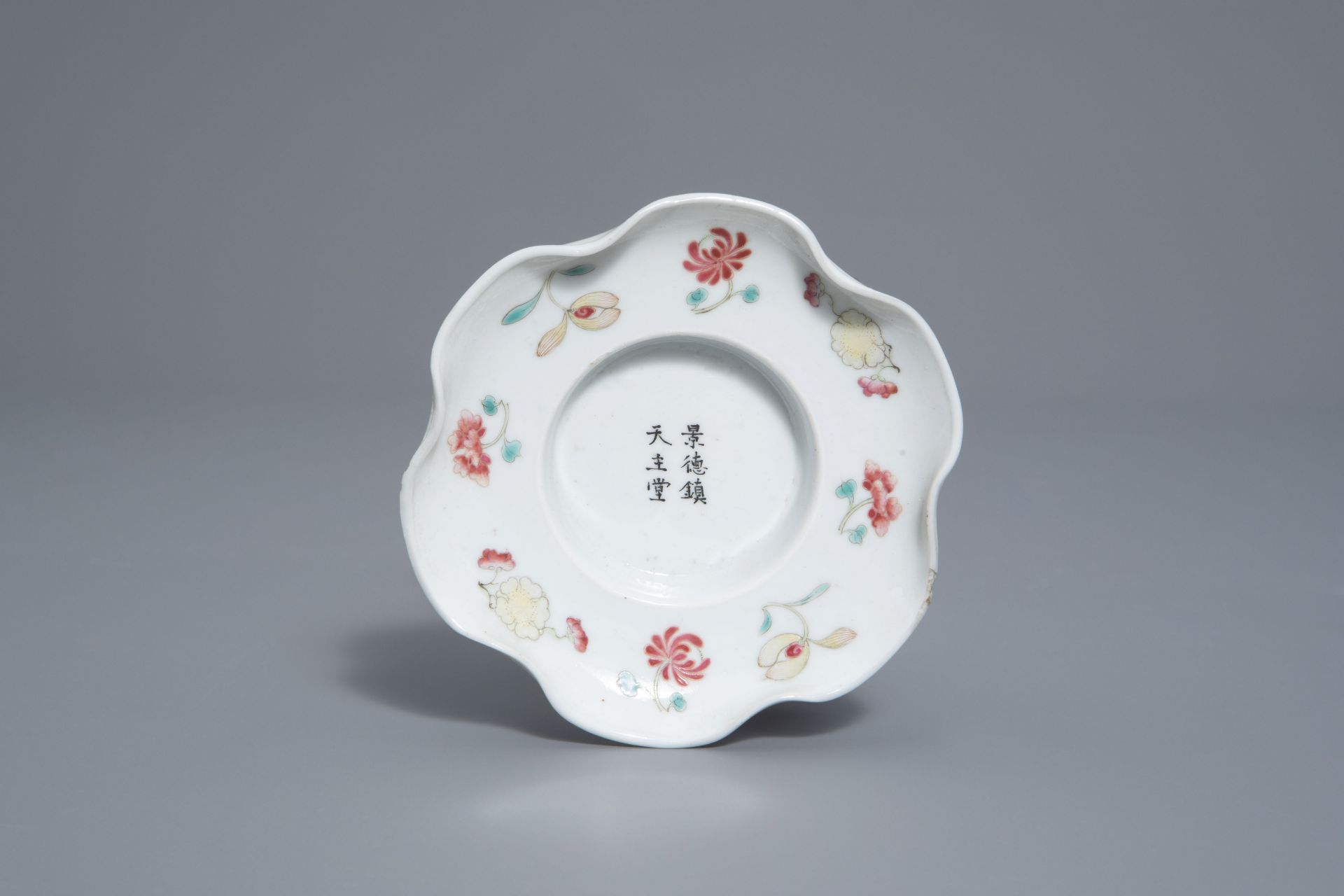 A varied collection of Chinese blue and white and famille rose porcelain, 19th/20th C. - Bild 14 aus 15