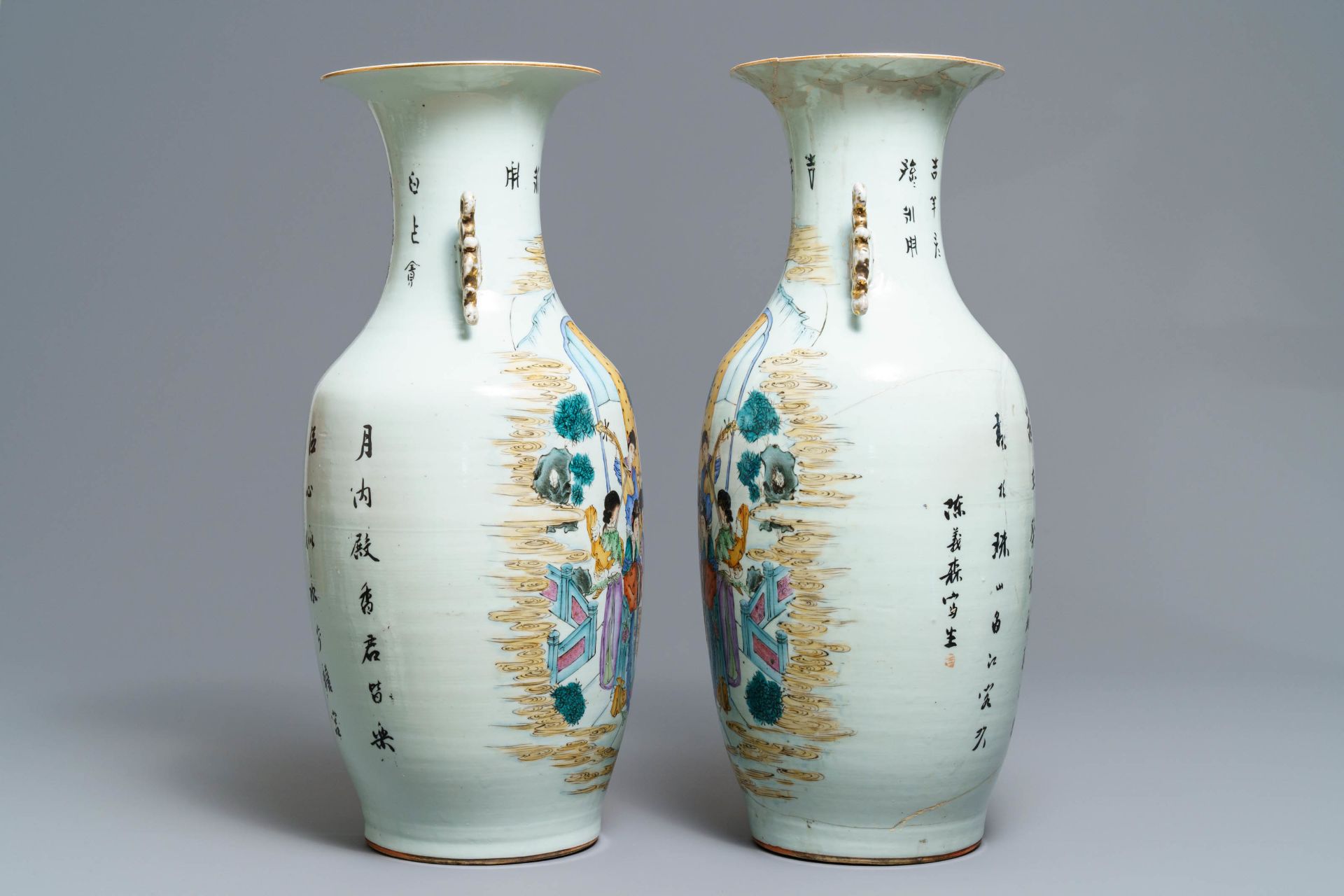 A pair of Chinese famille rose vases with ladies playing music, 19th/20th C. - Bild 4 aus 6