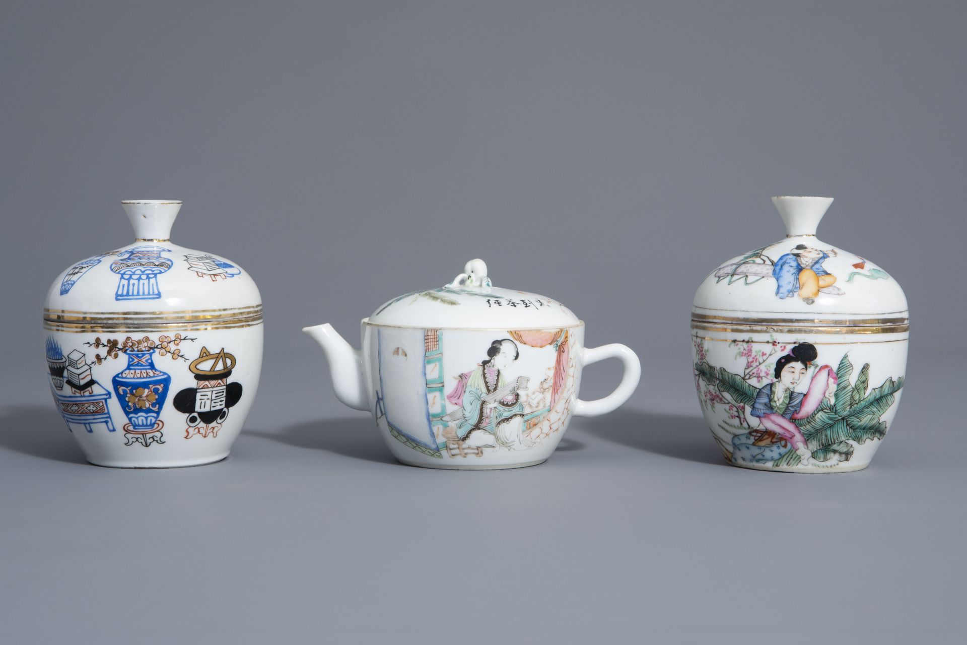 A varied collection of Chinese famille rose and blue and white porcelain, 19th/20th C. - Bild 2 aus 14