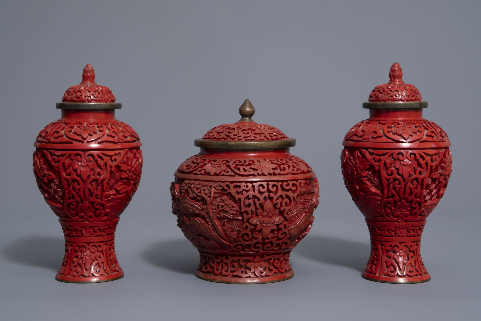 A Chinese tea block, cloisonné teapot, wall vase, bamboo brush pot & 3 red lacquer vases, 20th C. - Bild 3 aus 16