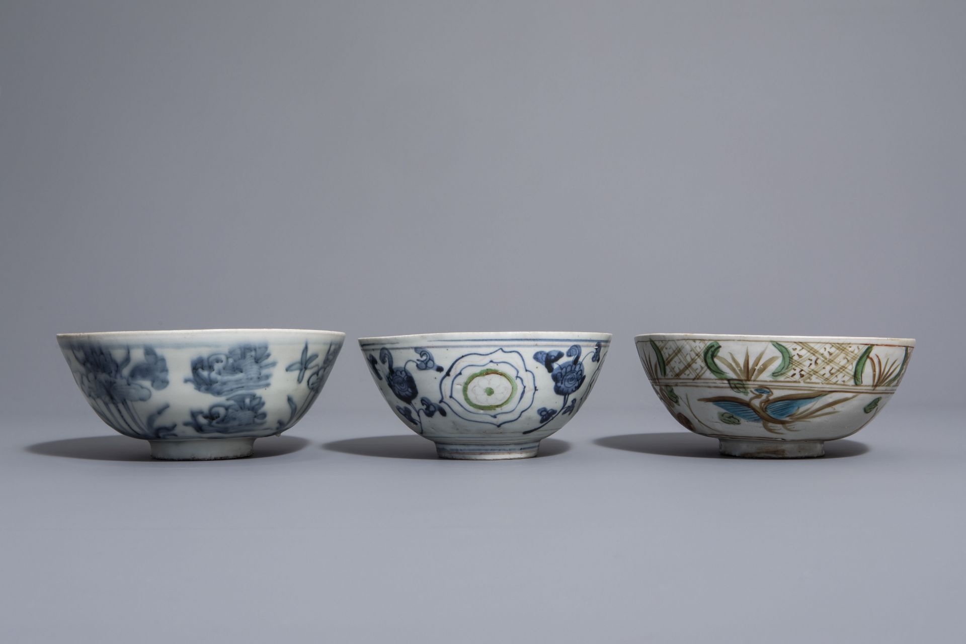 Three Chinese blue, white and polychrome Swatow bowls with different designs, 17th C. - Image 4 of 7