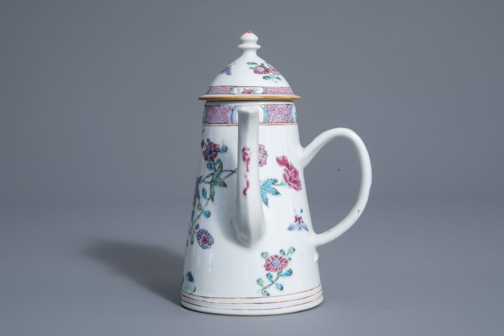 A Chinese famille rose coffee pot with cover with floral design, Qianlong - Bild 2 aus 7