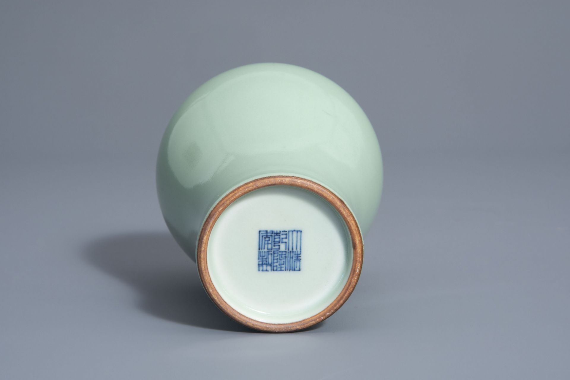 A Chinese monochrome celadon meiping vase, Qianlong mark, 19th/20th C. - Bild 6 aus 6