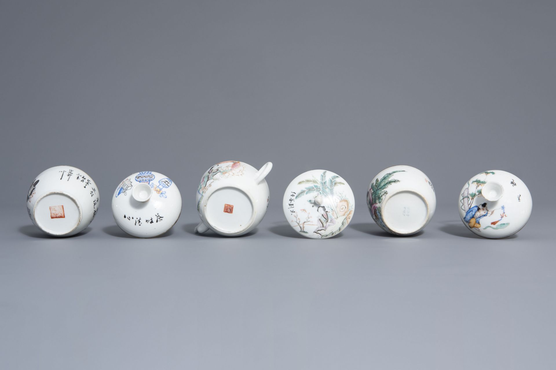 A varied collection of Chinese famille rose and blue and white porcelain, 19th/20th C. - Bild 7 aus 14