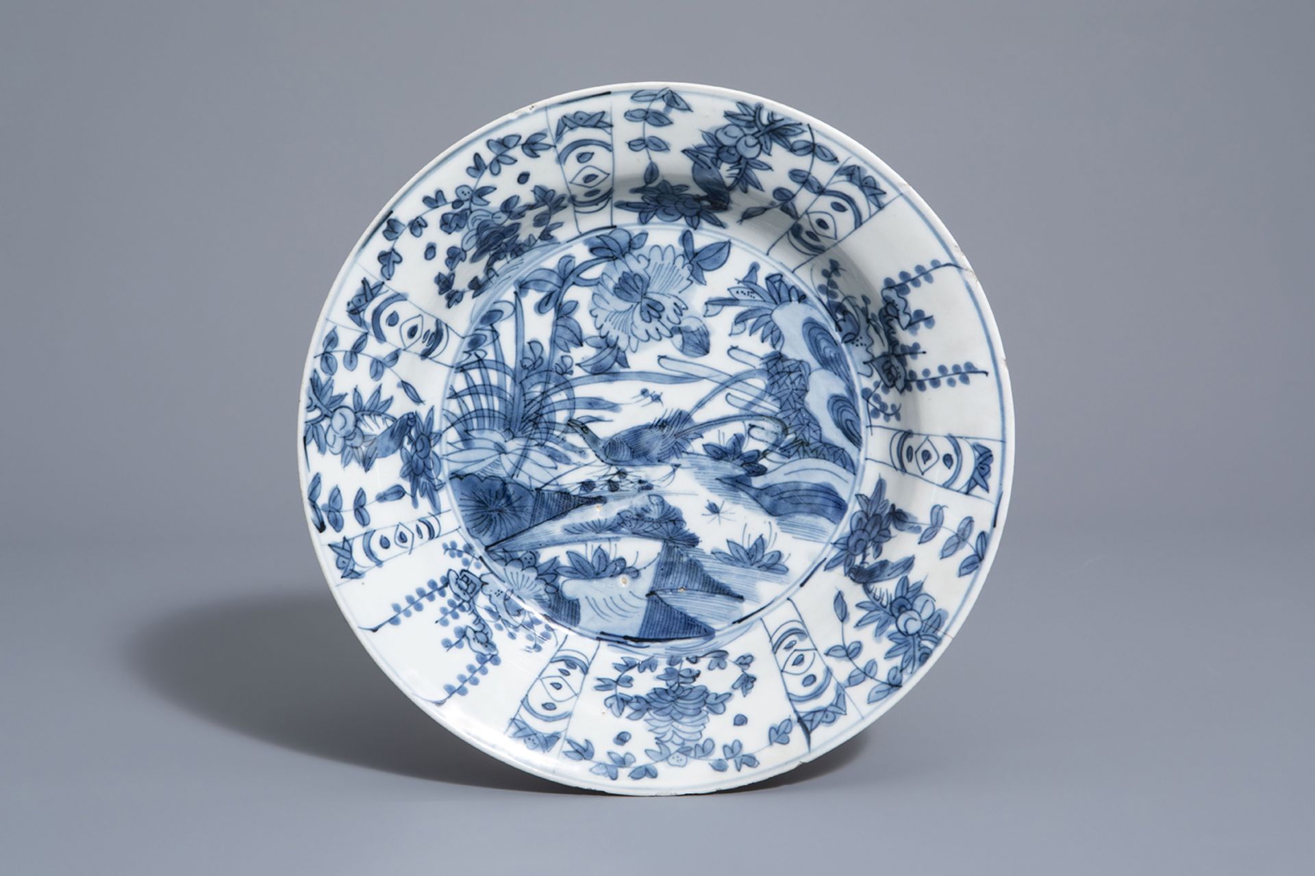 Three Chinese blue and white Swatow dishes with birds, Wanli - Image 6 of 7