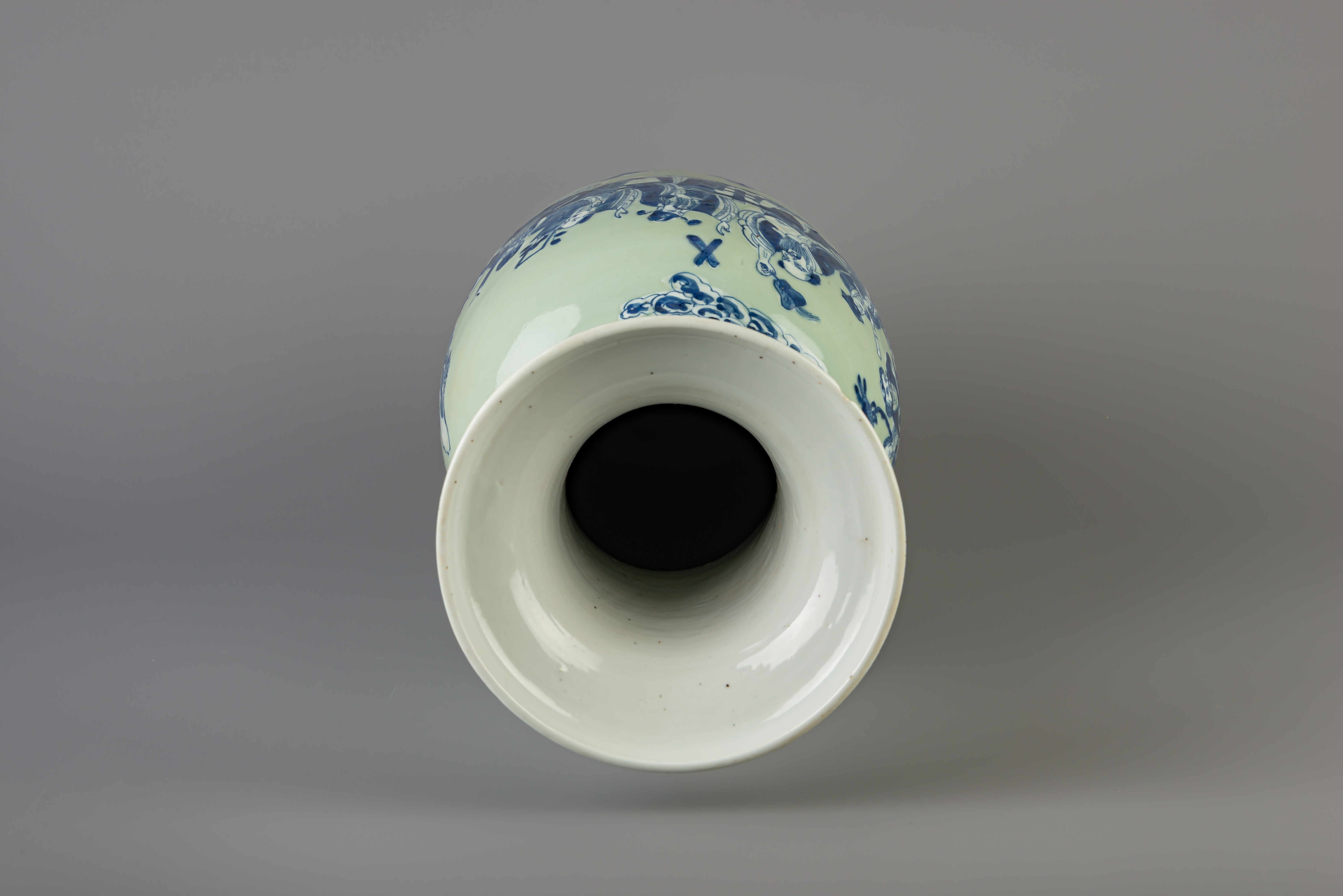 A Chinese blue and white celadon ground 'Immortals' vase, 19th C. - Image 5 of 6