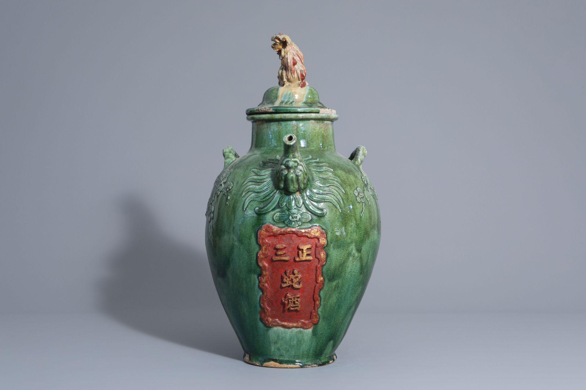 A large Chinese green glazed jug/jar with inscription, early 20th C. - Bild 5 aus 7
