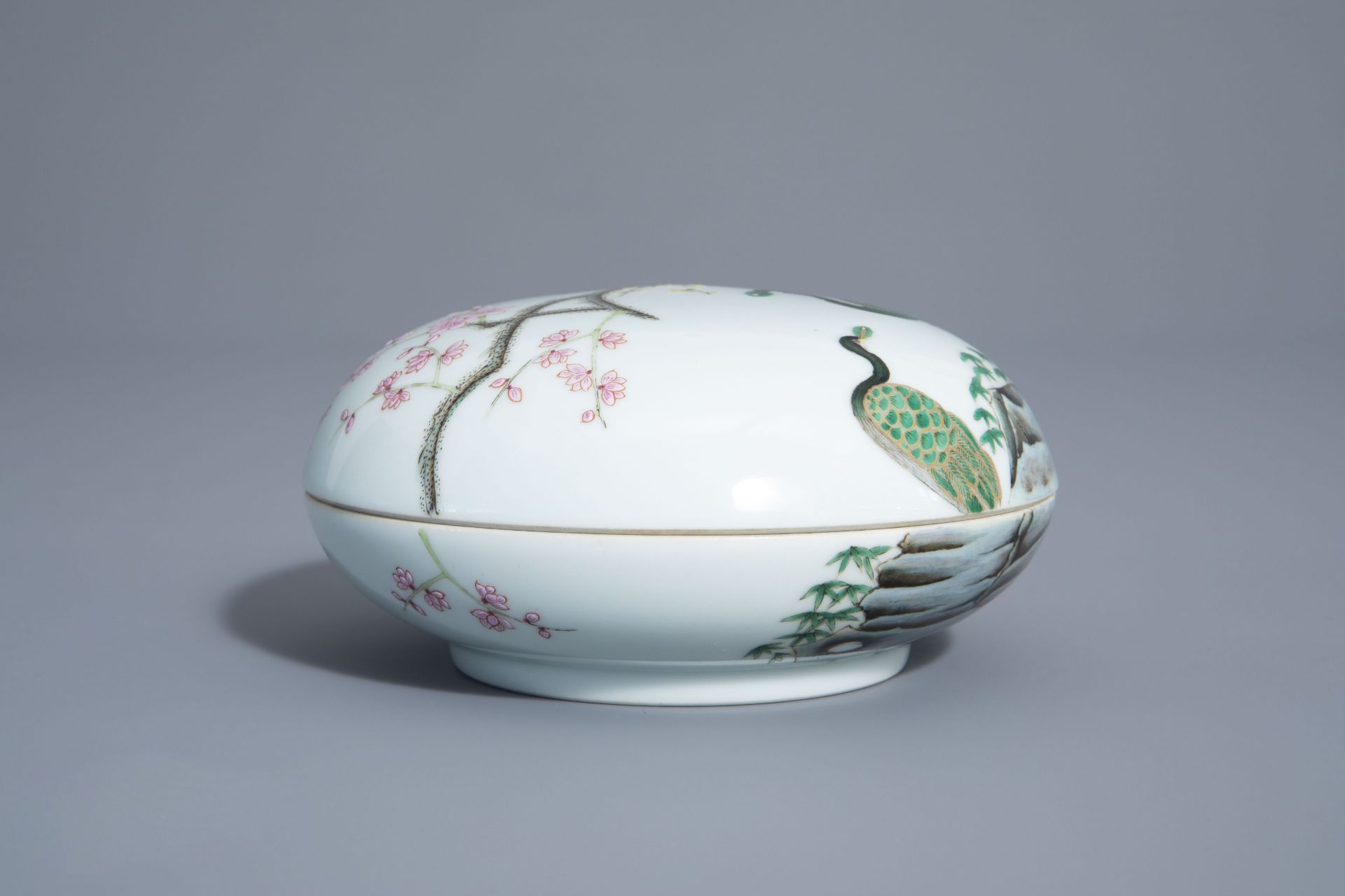 A Chinese famille rose covered box with peacocks, Yongzheng mark, 19th/20th C. - Bild 3 aus 7