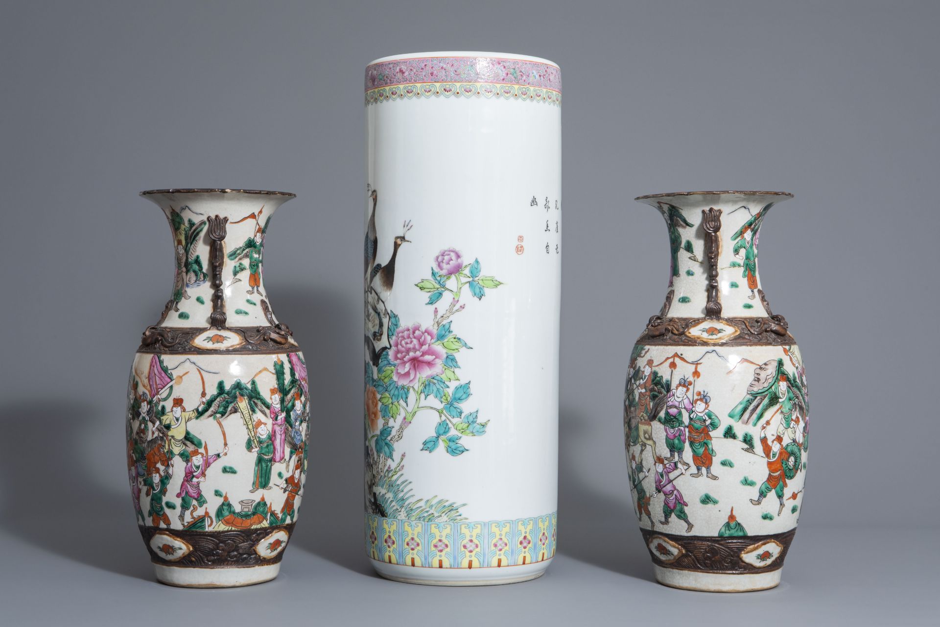 Four Chinese famille rose, qianjiang cai and Nanking crackle glazed vases, 19th/20th C. - Bild 5 aus 13