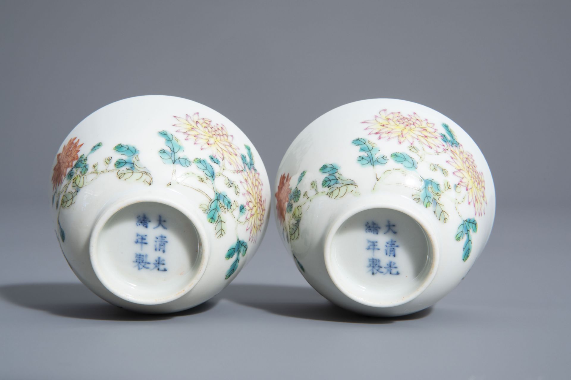 A pair of Chinese famille rose 'floral' cups, Guangxu mark, 19th/20th C. - Bild 6 aus 8