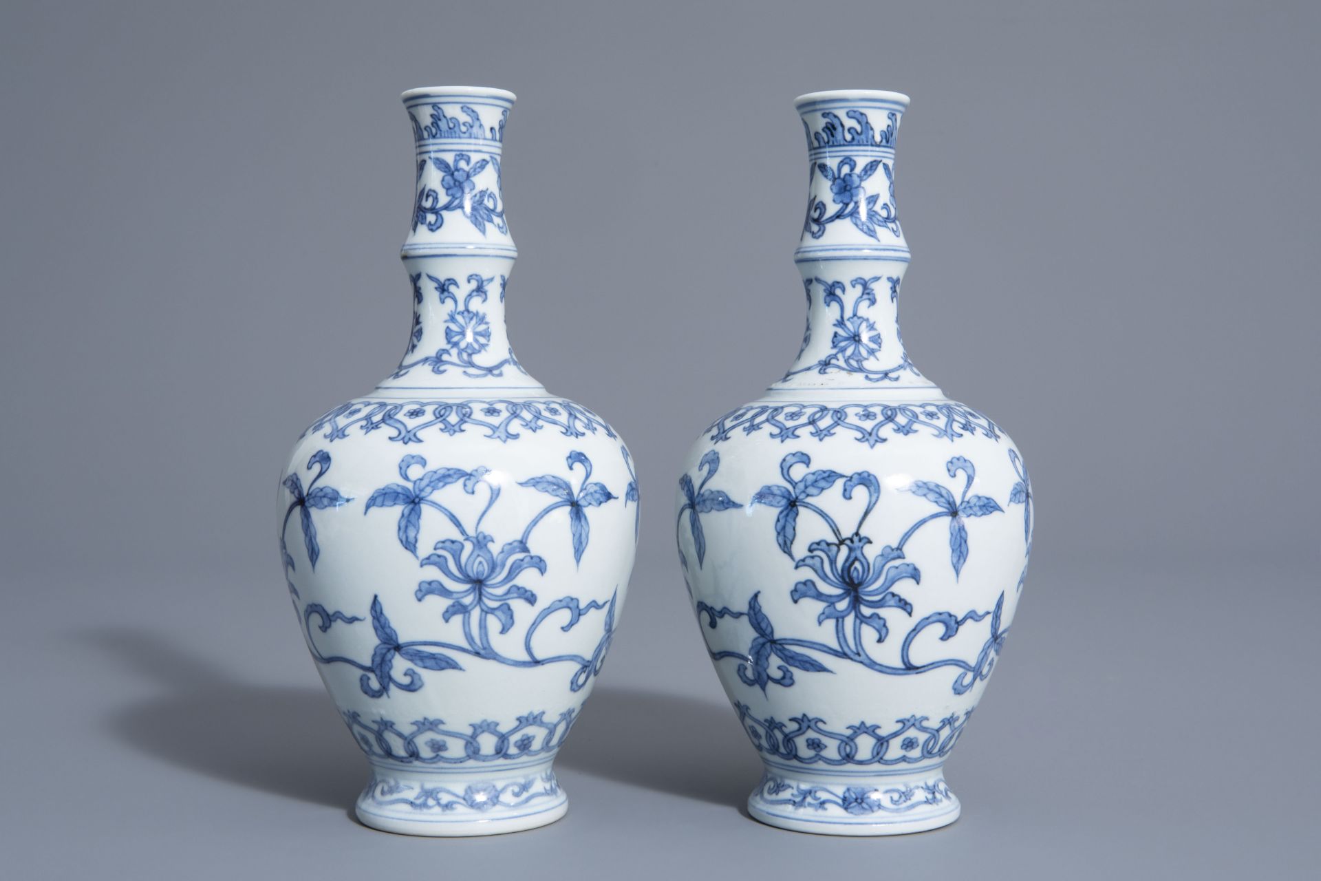 A pair of Chinese blue and white vases with floral design, Chenghua mark, 19th/20th C. - Bild 3 aus 6