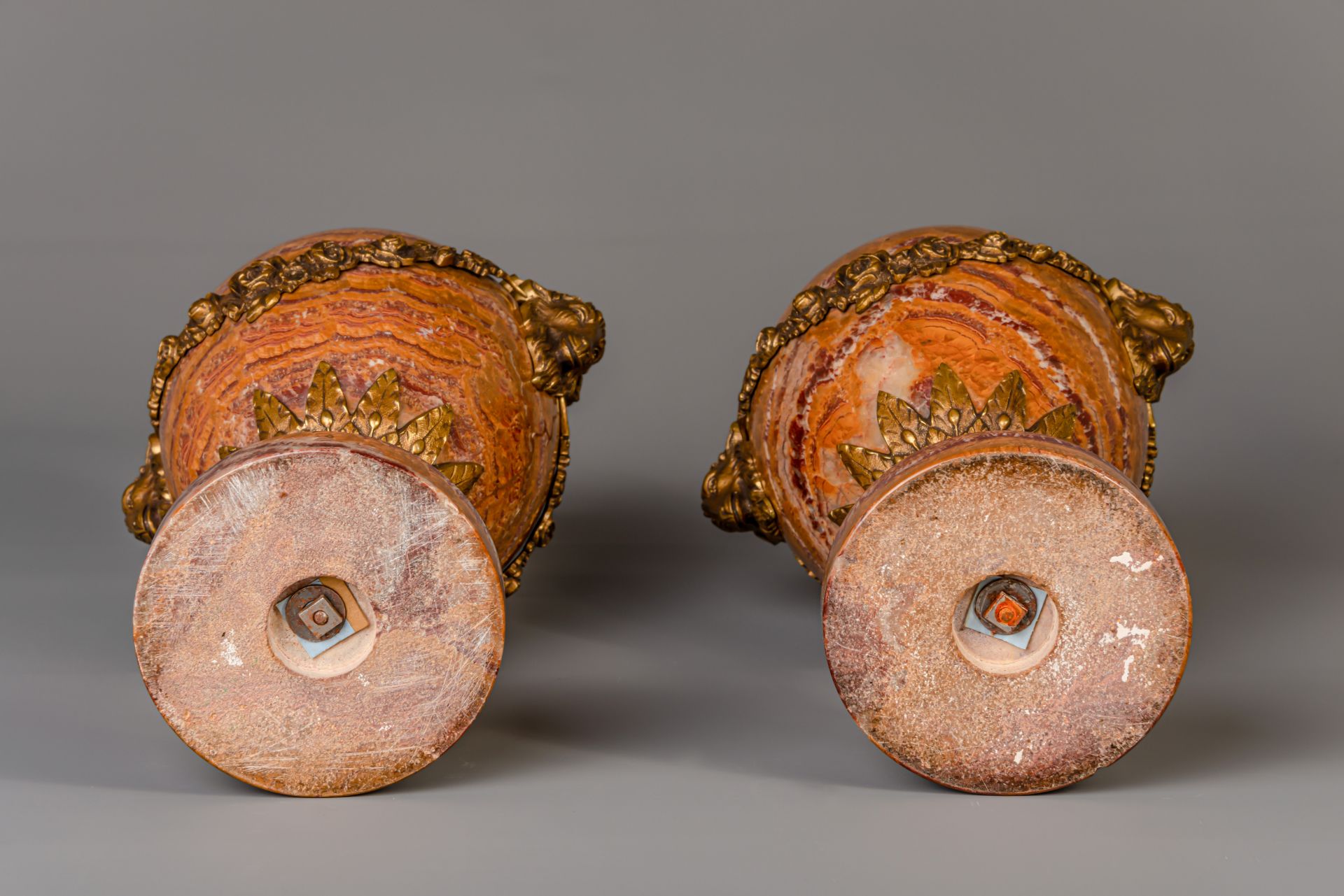 A pair of Neoclassical gilt bronze mounted Breccia Pernice marble urns, 19th/20th C. - Bild 6 aus 6