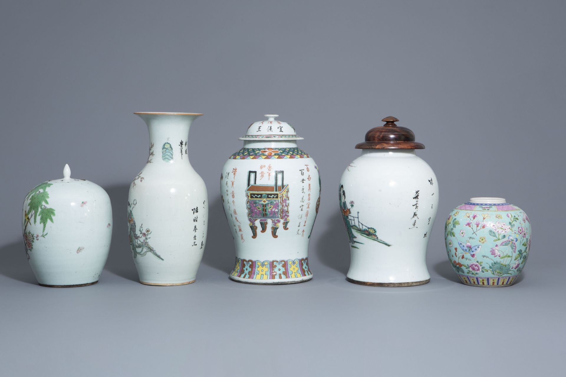 Five Chinese famille rose and qianjiang cai vases, 19th/20th C. - Bild 4 aus 9