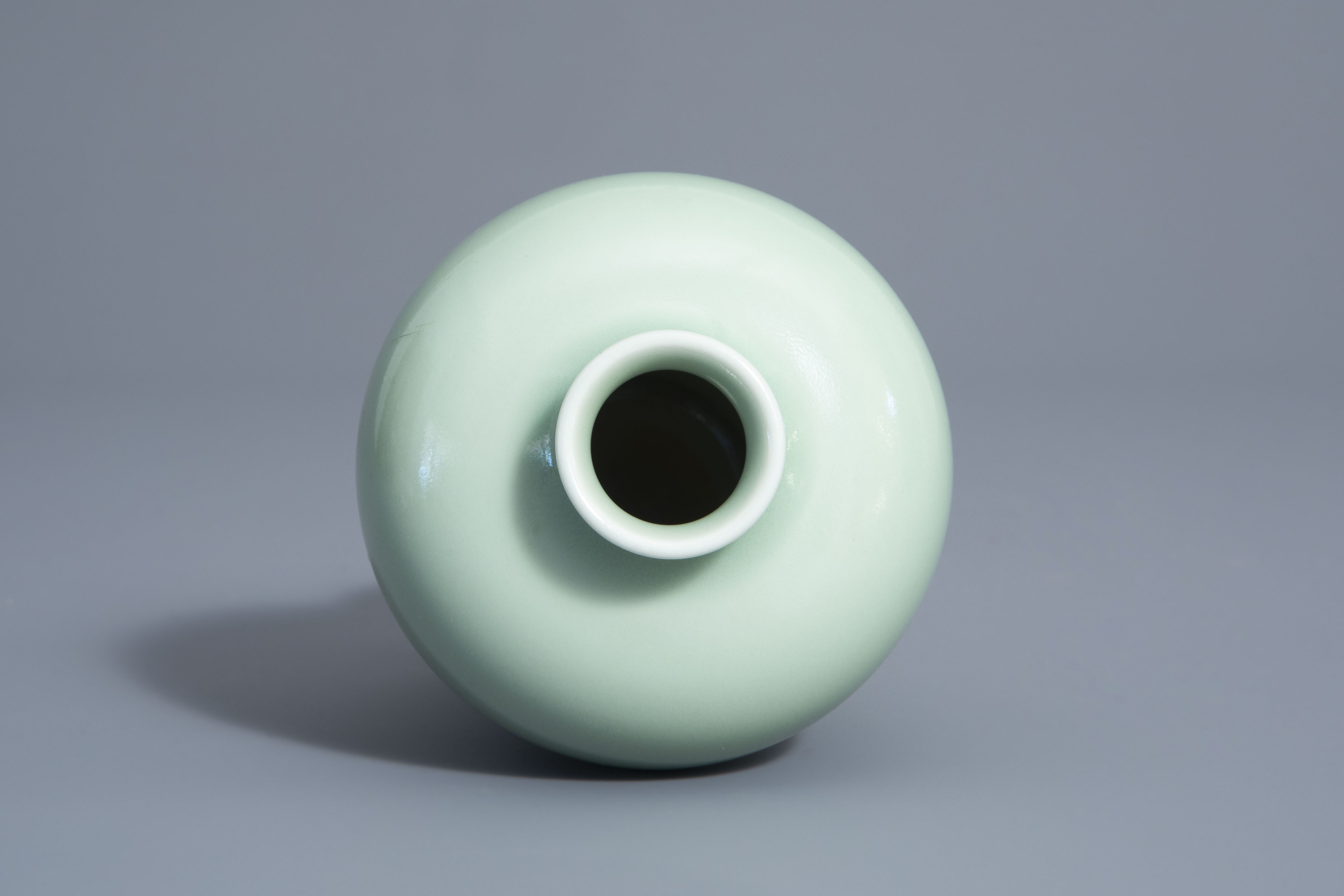 A Chinese monochrome celadon meiping vase, Qianlong mark, 19th/20th C. - Image 5 of 6