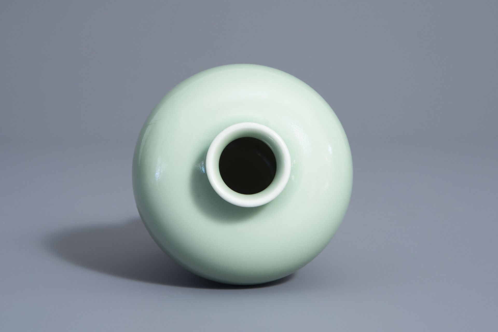 A Chinese monochrome celadon meiping vase, Qianlong mark, 19th/20th C. - Image 5 of 6