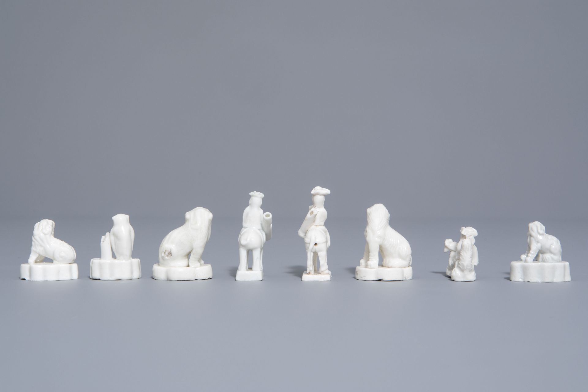 Eight Chinese Dehua blanc de Chine minature figures and whistles, Kangxi - Bild 4 aus 7