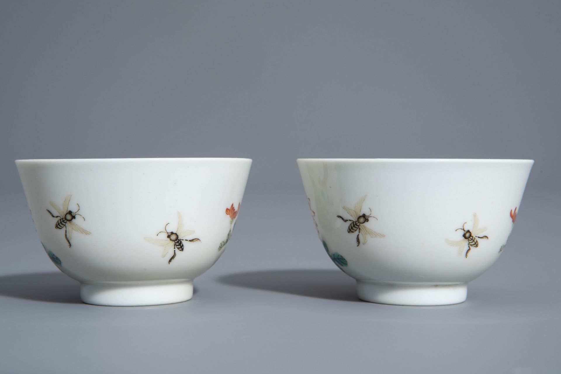 A pair of Chinese famille rose 'floral' cups, Guangxu mark, 19th/20th C. - Bild 5 aus 8