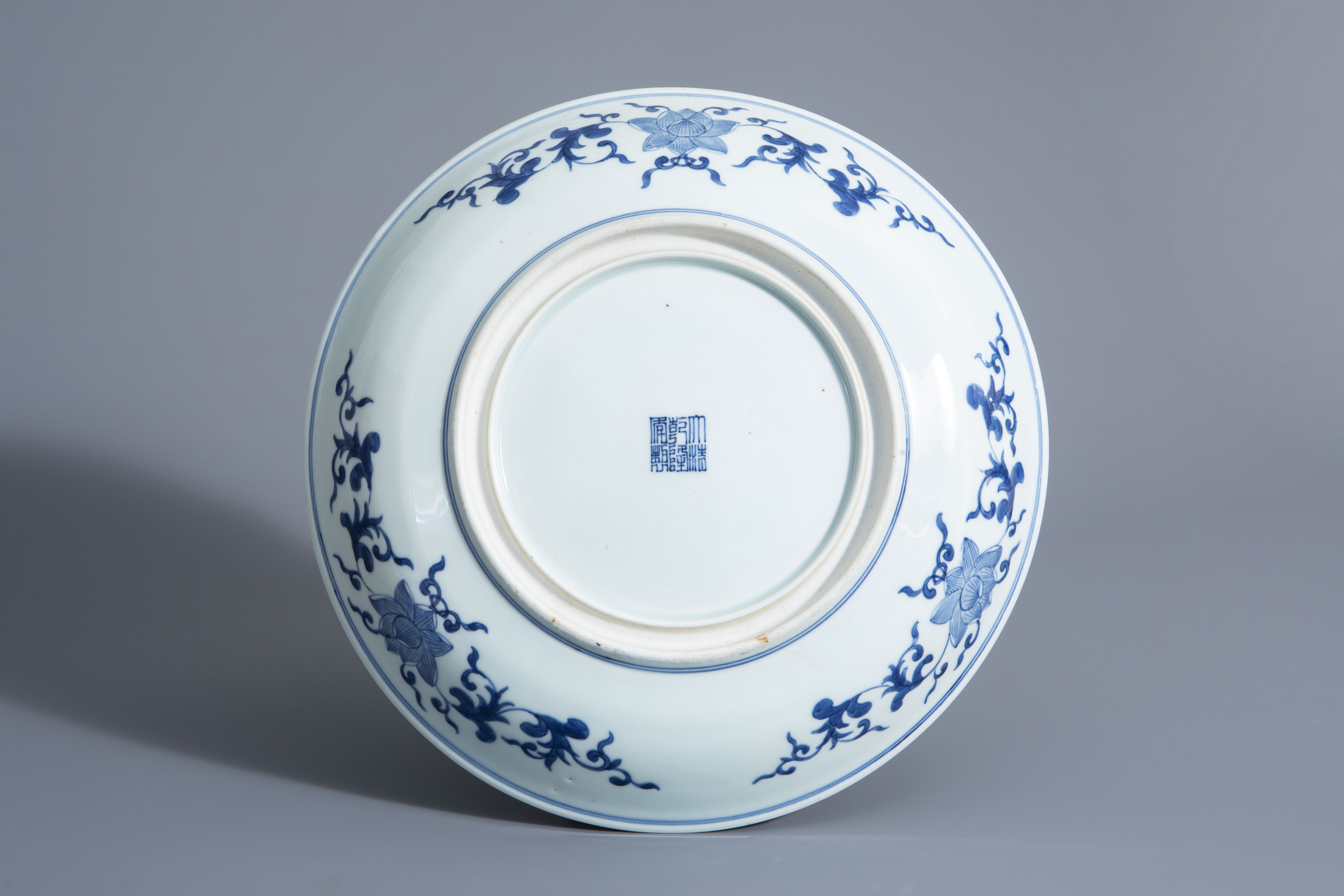 A Chinese blue and white 'Romance of the Western Chamber' charger, Qianlong mark, Republic, 20th C. - Image 2 of 2