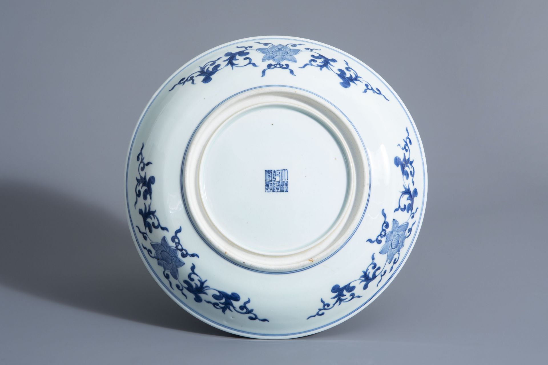 A Chinese blue and white 'Romance of the Western Chamber' charger, Qianlong mark, Republic, 20th C. - Bild 2 aus 2