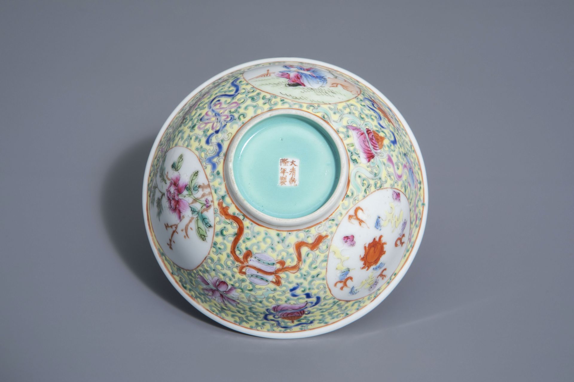 A Chinese famille rose 'Baijixiang' bowl, Qianlong mark, Republic, 20th C. - Image 10 of 10