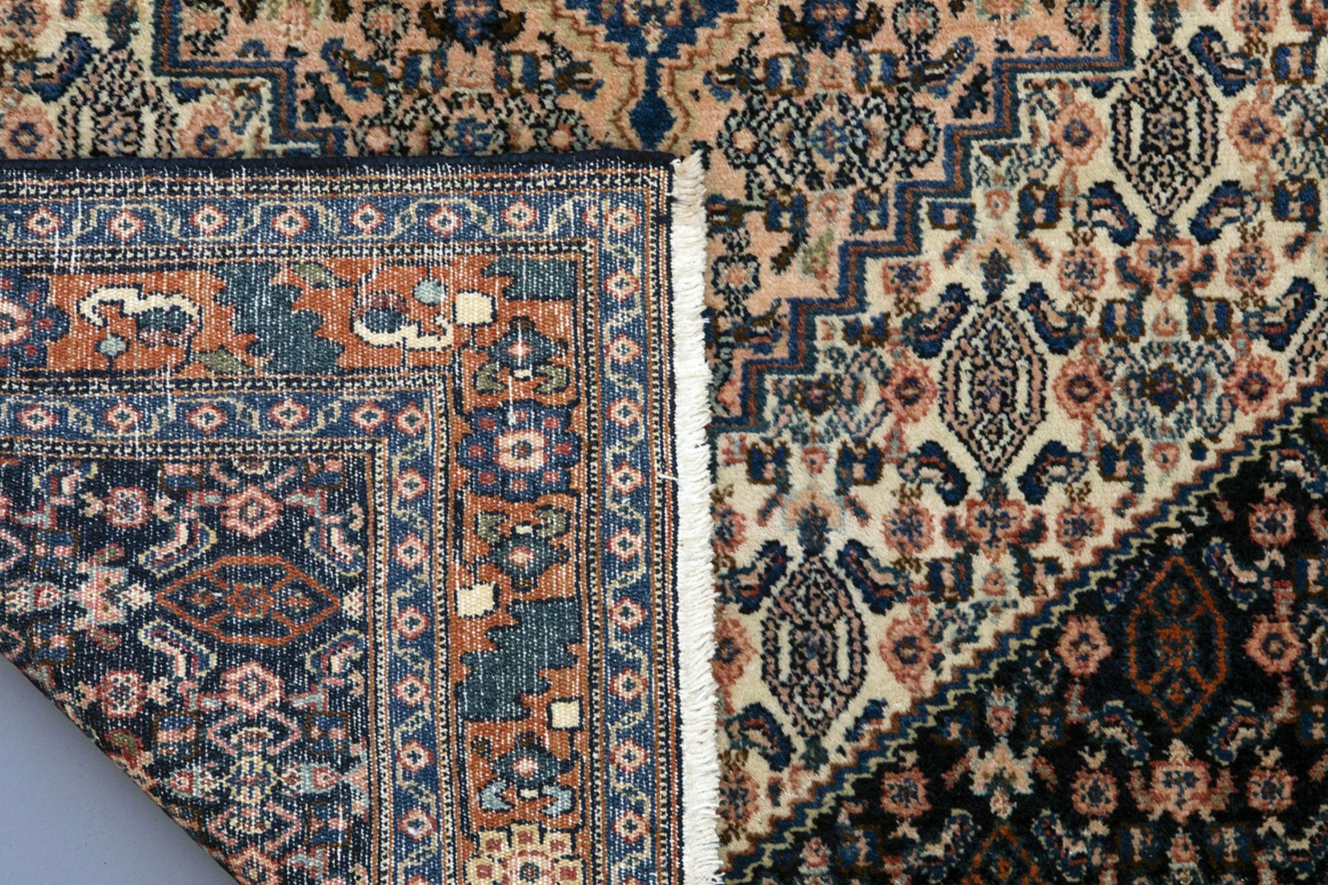 An Oriental rug with different designs, wool on cotton, Bidjar, 20th C. - Bild 3 aus 3