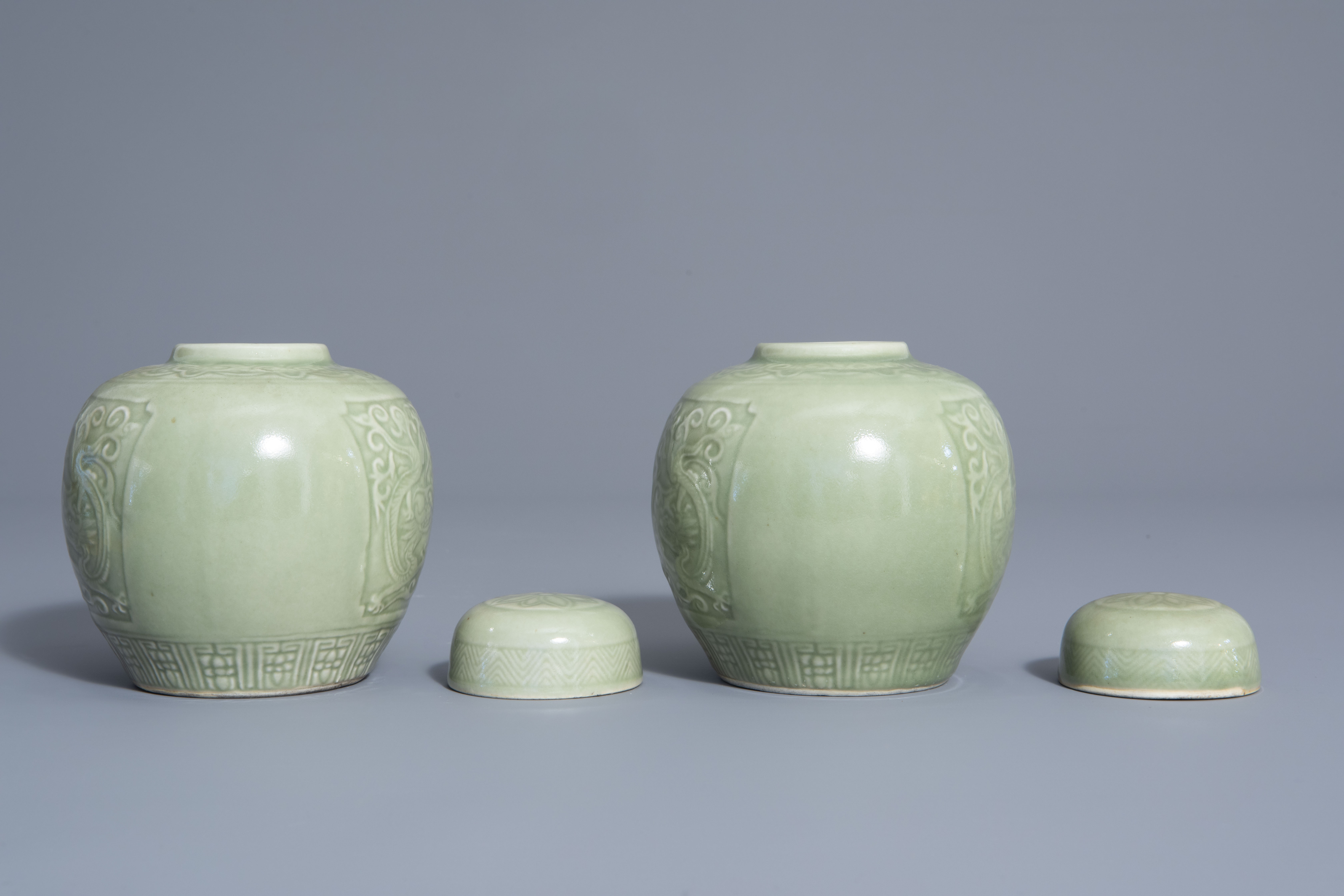 A pair of Chinese celadon jars and covers with underglaze dragon design, 19th/20th C. - Image 3 of 7