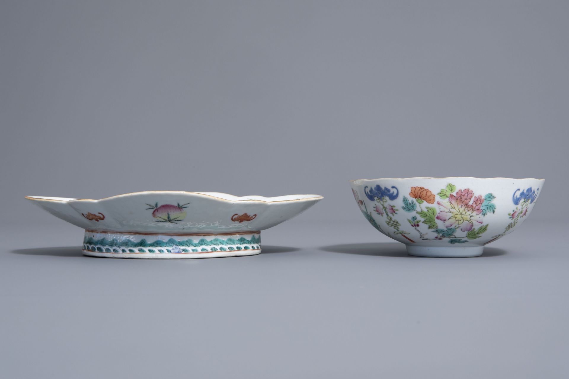 Three Chinese famille rose vases, two bowls and a plate with different designs, 19th C. - Bild 10 aus 15