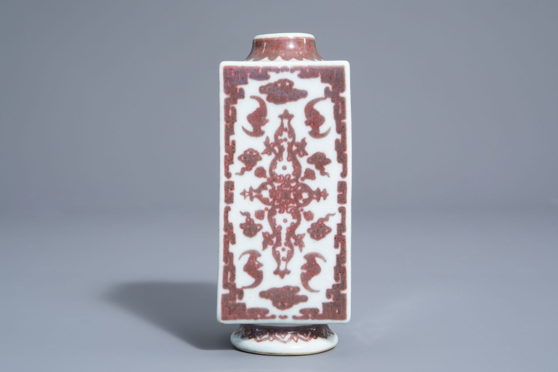 A Chinese cong shaped underglaze red 'bats' vase, Qianlong mark, 19th/20th C. - Bild 5 aus 7