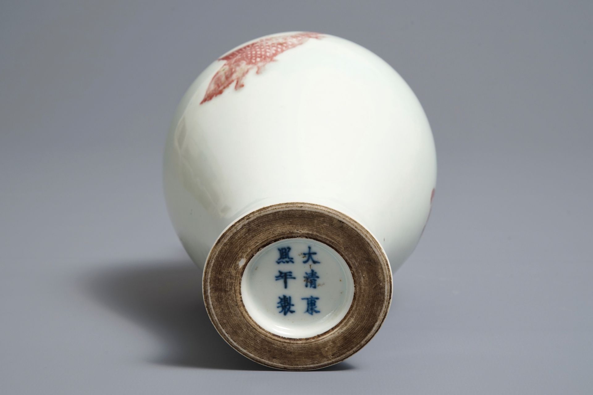 A Chinese underglaze red meiping 'carps' vase, Kangxi mark, 18th/19th C. - Bild 5 aus 5