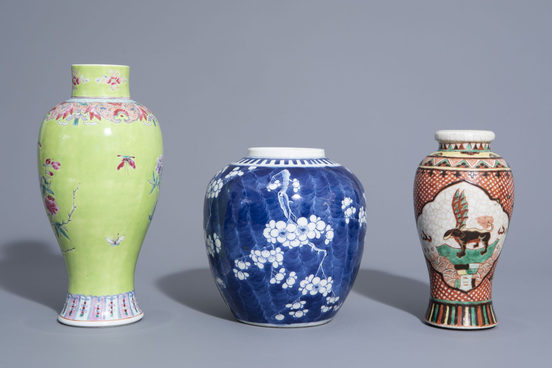 Three Chinese famille rose, blue and white and crackleglazed vases, 19th/20th C. - Bild 3 aus 6