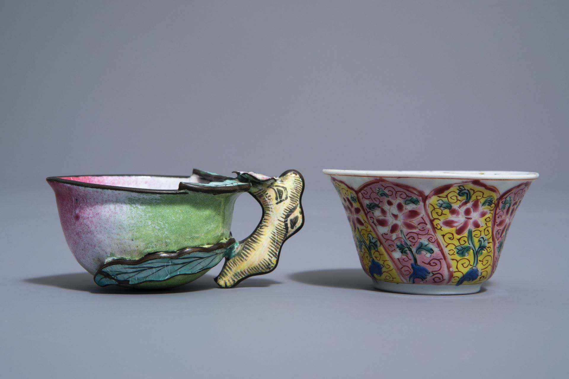 A Chinese famille rose cup and saucer and a Canton enamel peach shaped cup, Yongzheng/Qianlong - Bild 6 aus 9