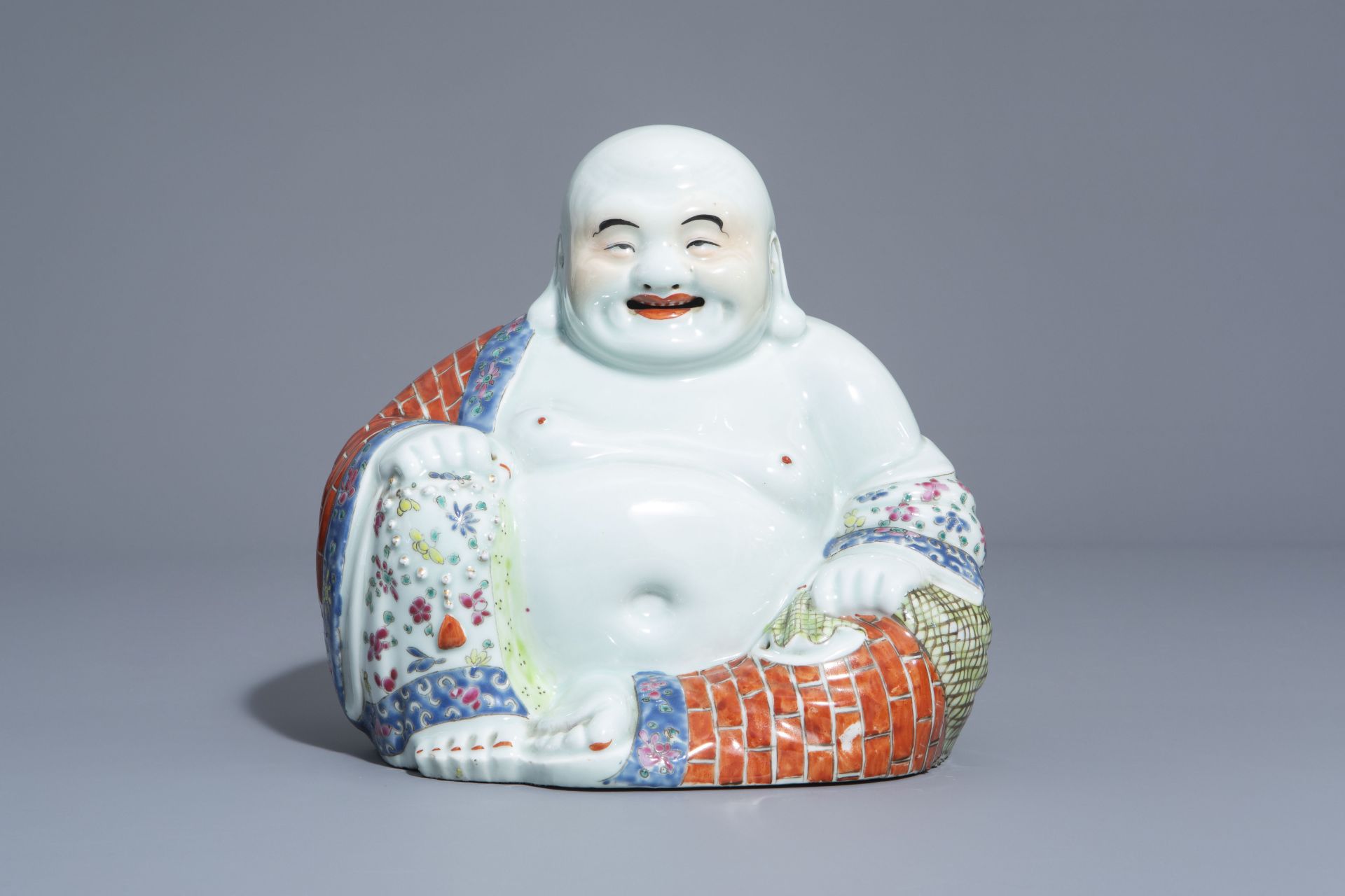 A Chinese famille rose figure of Buddha, 19th/20th C. - Bild 2 aus 7