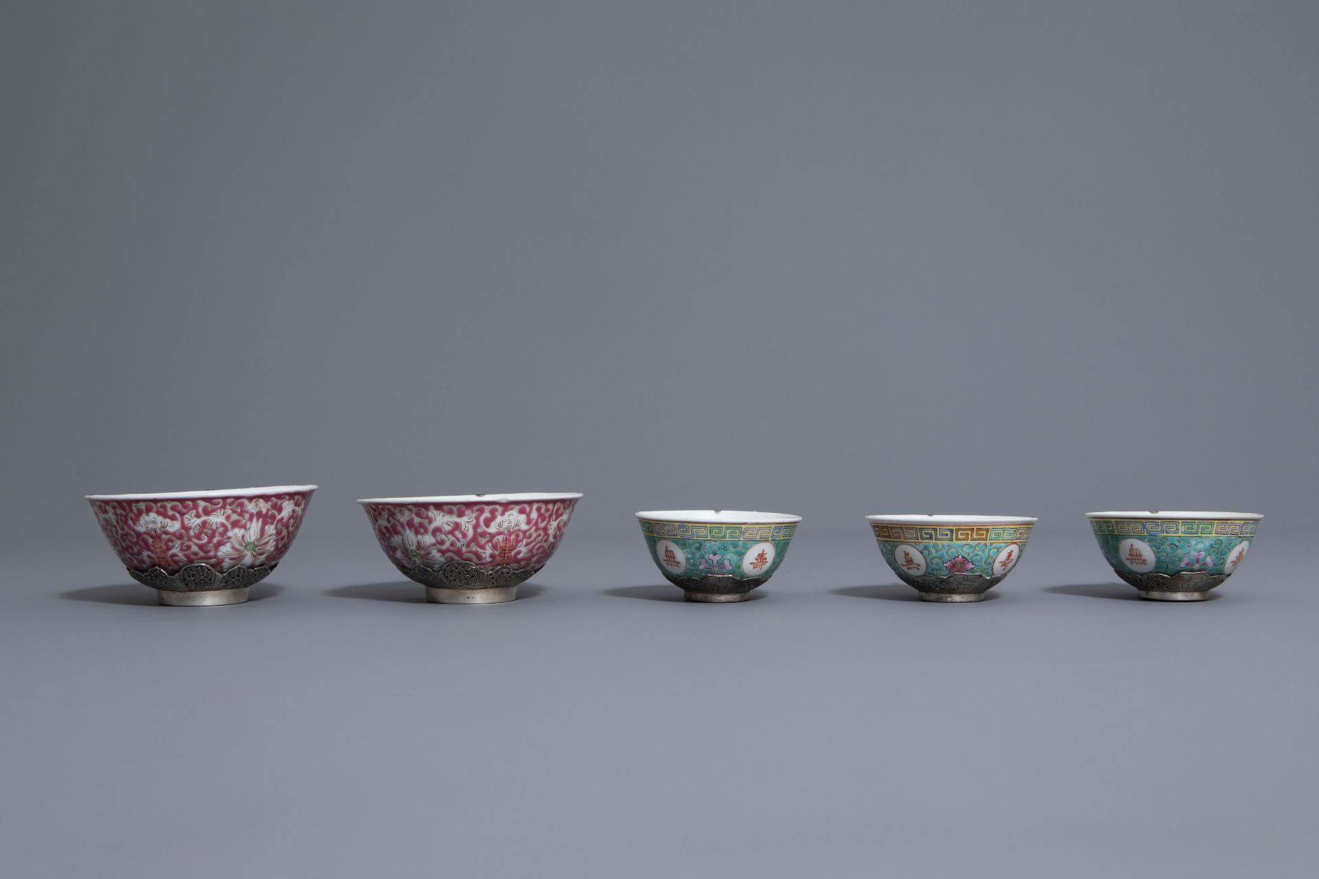 Five Chinese famille rose and silver cups and saucers and a bowl, 19th/20th C. - Bild 7 aus 17