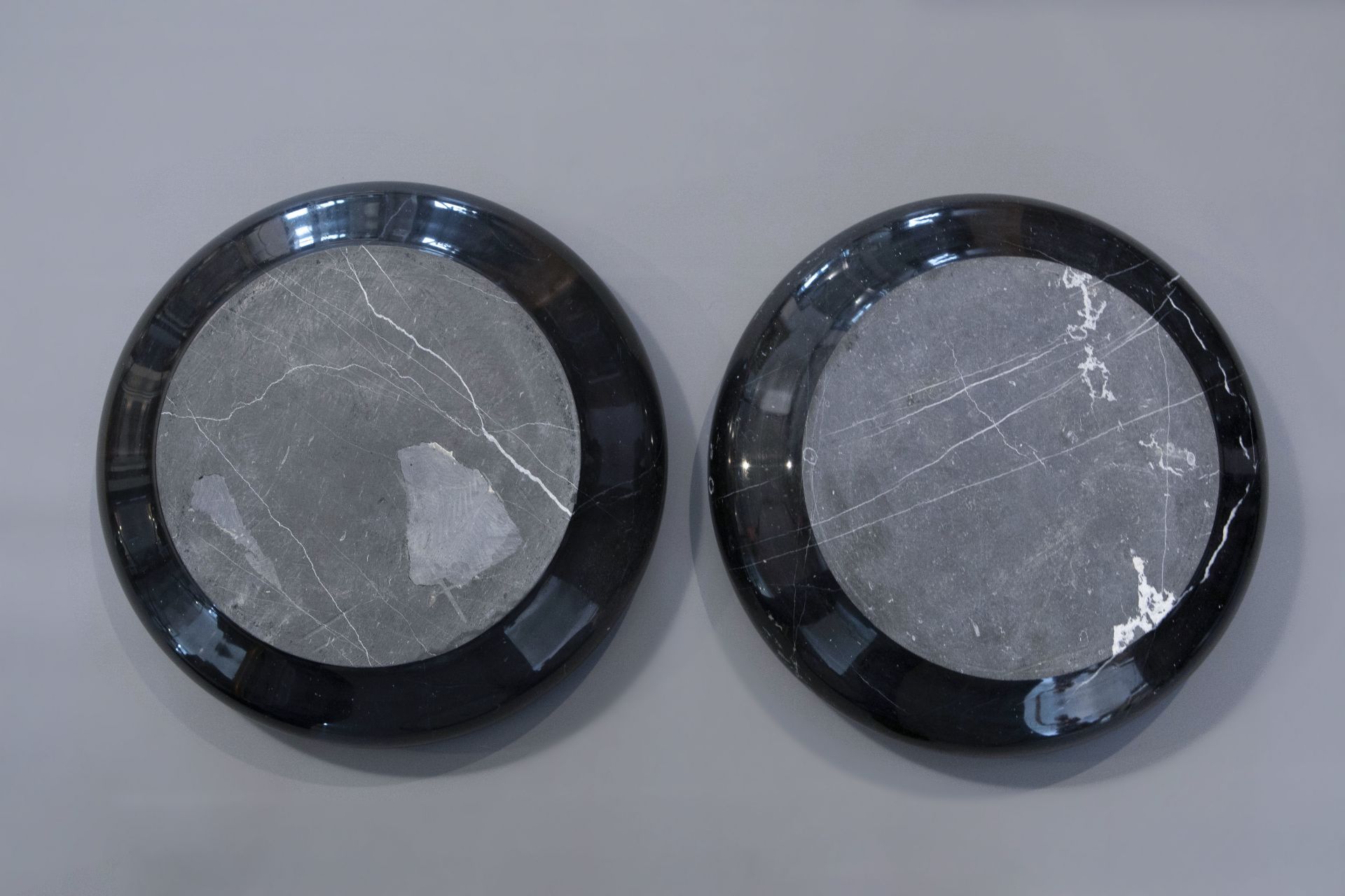 A pair of black-gray marble pedestals with a bowl, 20th C. - Image 3 of 9